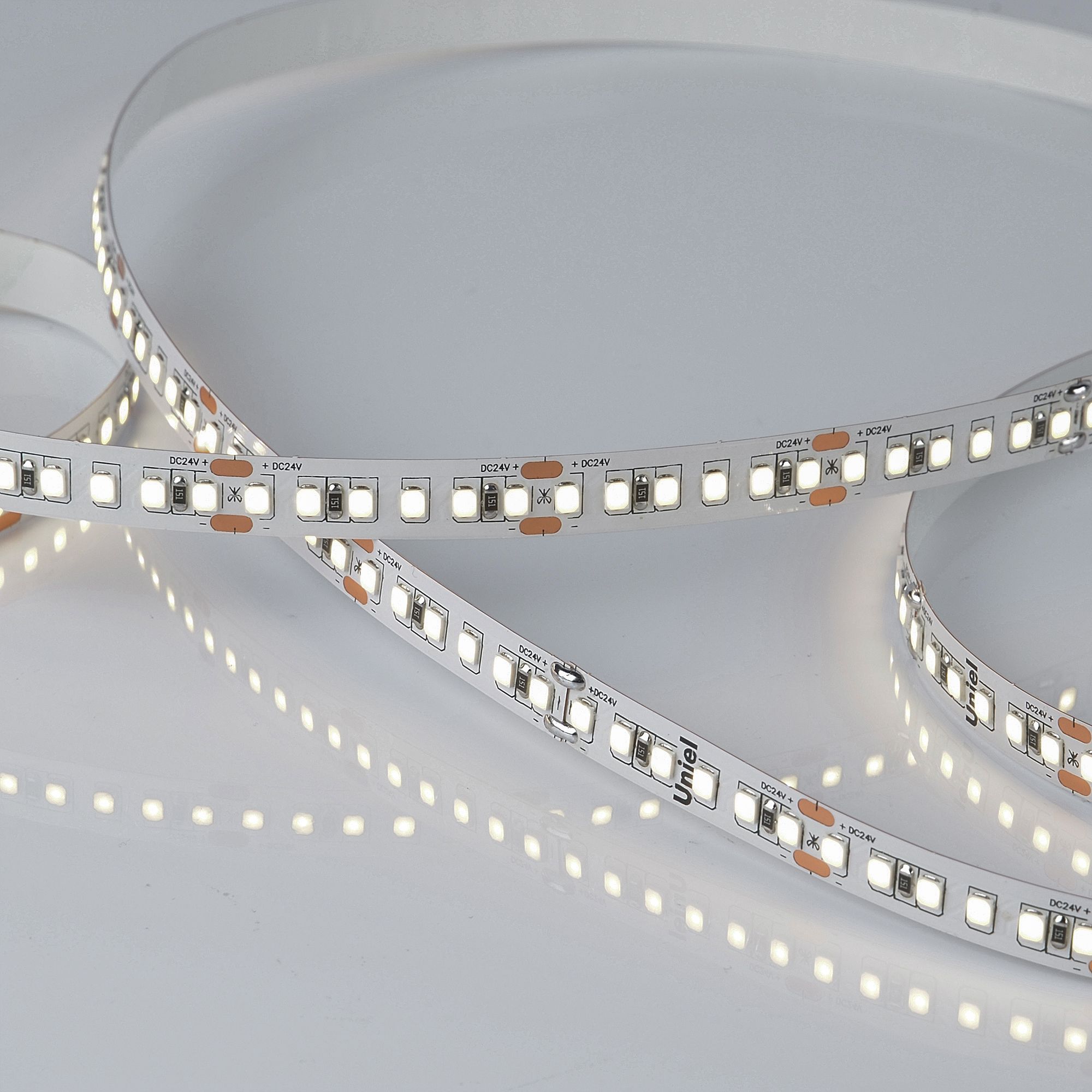 Лента гибкая светодиодная на самоклеящейся основе. ULS-2835-120LED/m-8мм-IP20-DC24V-9,6W/m-5м-4000K Катушка 5 м. в герметичной упаковке. (4000K)