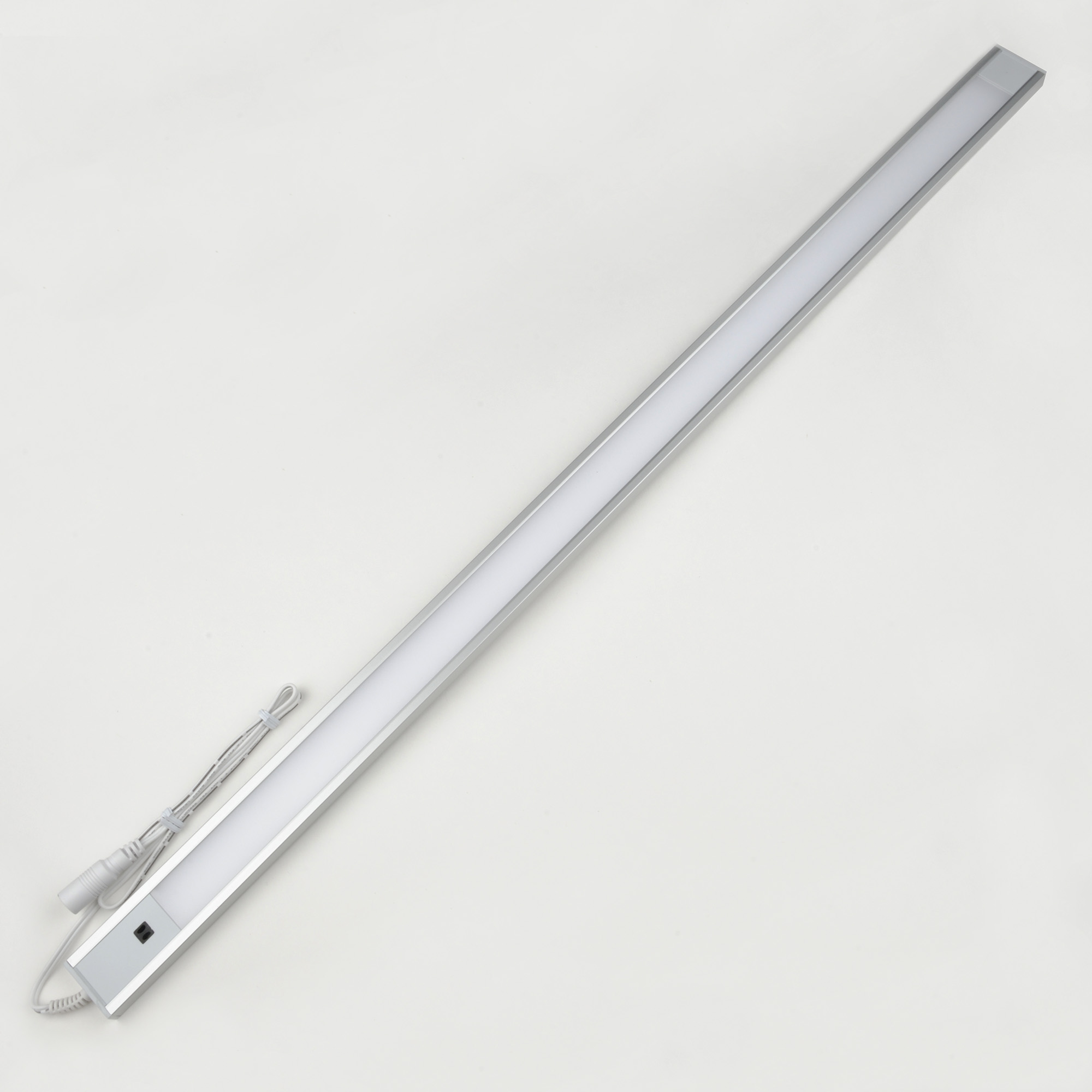 Светильник линейный светодиодный ультраяркий, с бесконтактным выключателем. 600Х30х8 мм. 440 Лм. Серебристый