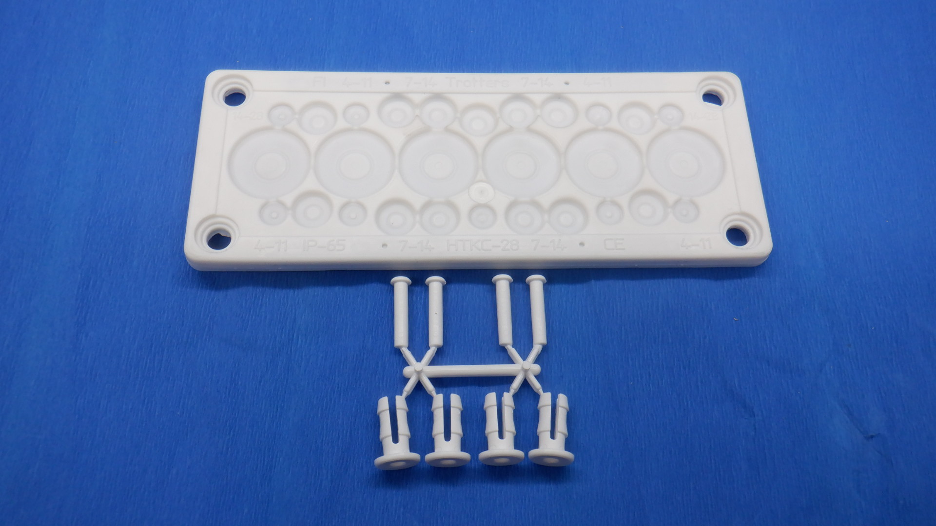 Кабельный ввод пластик V0 UL94 IP65 +100 - 40 28  отверстий FL21