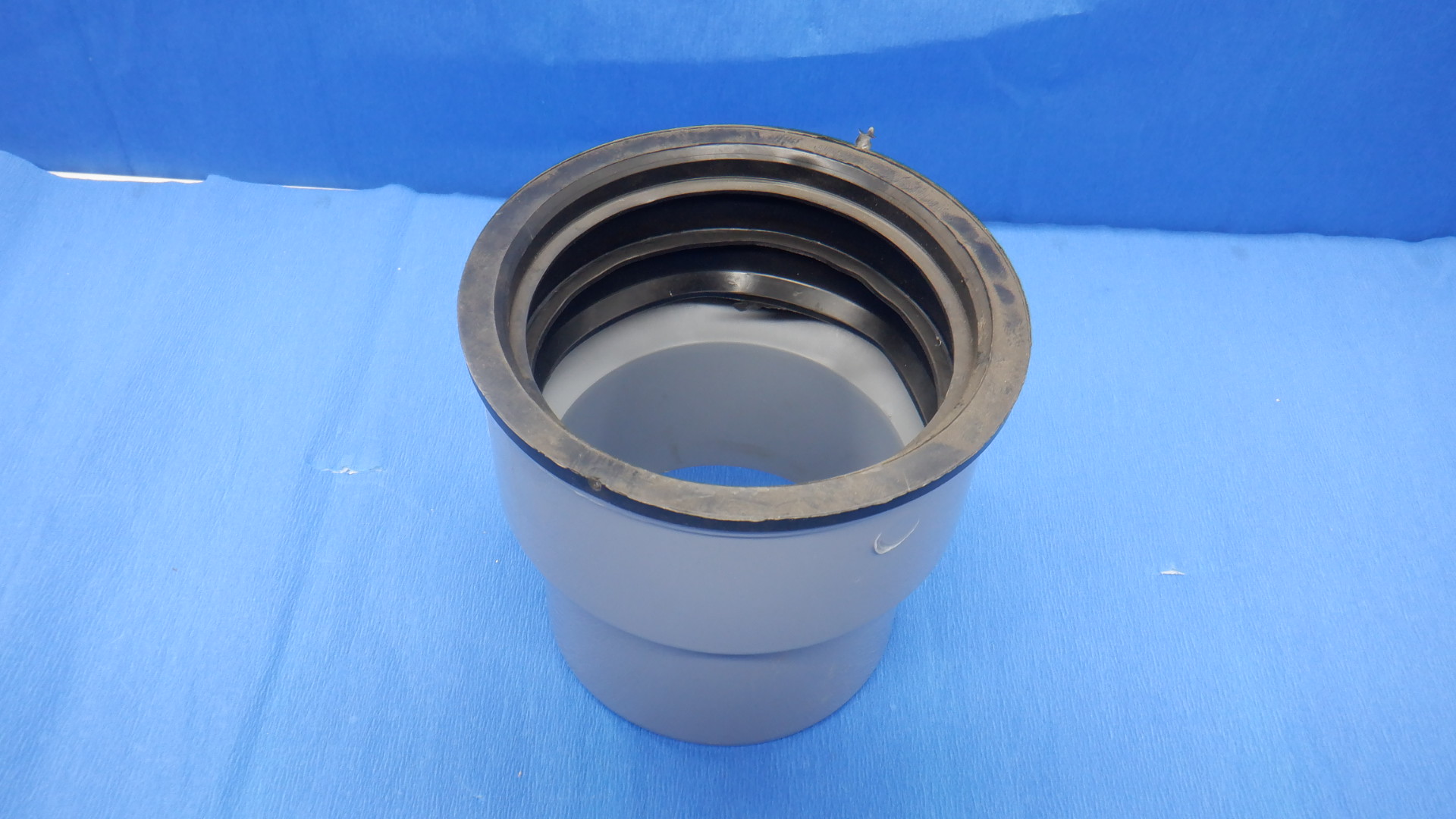 Переходник 110х124 на чугун, с манжетой, тапер для внутренней канализации