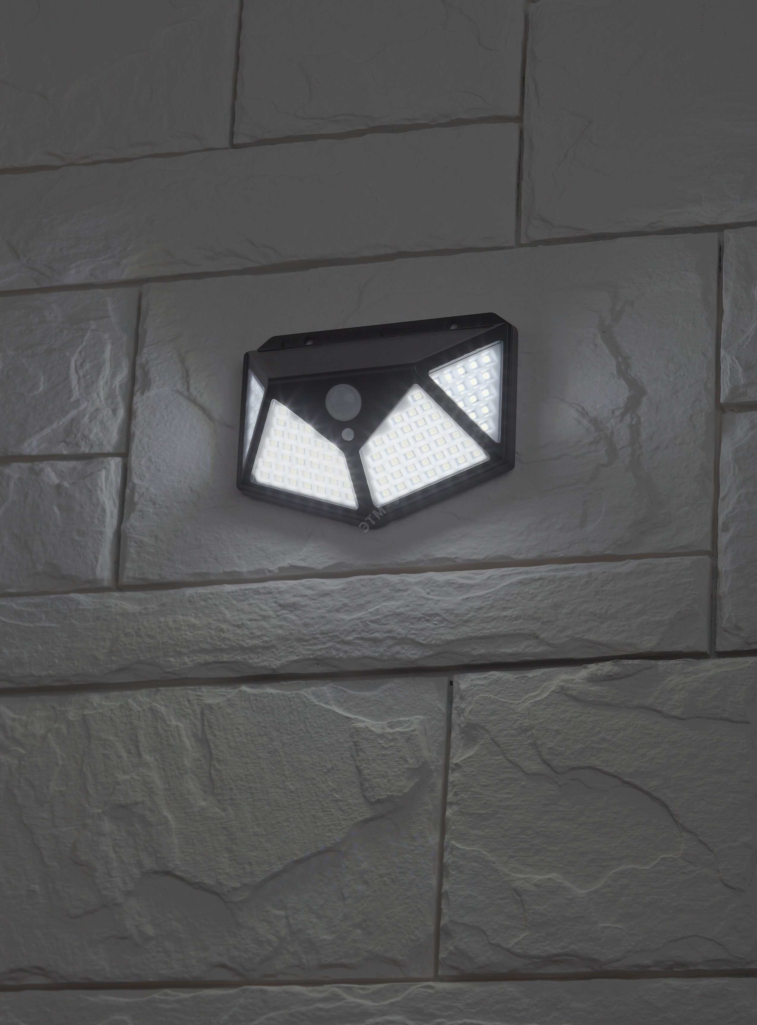 Изображение товара Фасадный светильник с датчиком движения на солнечной батарее ЭРА ERAFS100-04