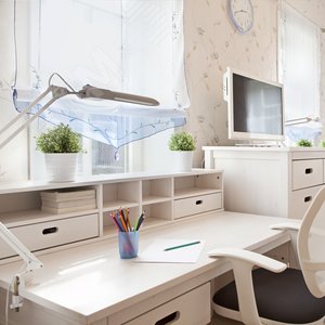 Светильник настольный с лампой PL на струбцине белый NL-201-G23-11W-W - фото 3