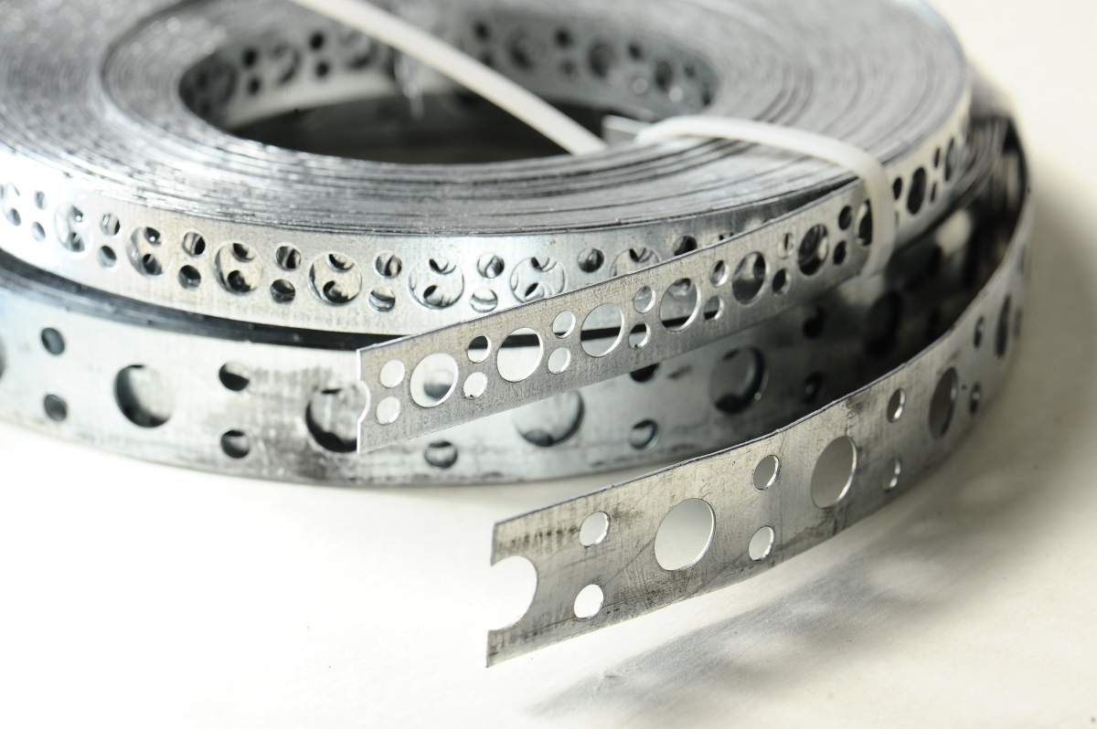 Лента монтажная перфорированная  17х0.75 (намотка 25м) оцинкованная сталь