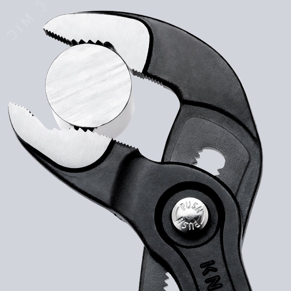 Клещи переставные COBRA сантехнические с фиксатором 42 мм (1 1/2) под ключ 36 мм L-180 мм Cr-V серые обливные рукоятки блистер KN-8701180SB KNIPEX - превью 9