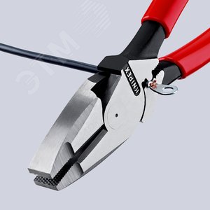 Плоскогубцы электромонтёра Linemans Pliers с приспособлением для протяжки кабеля и обжима кабельных наконечников рез: проволока средней твёрдости 46 мм твёрдая проволока 3 мм L-240 мм чёрные обливные рукоятки - фото 4