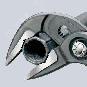 Клещи переставные COBRA сантехнические с фиксатором 32 мм (1 1/4) под ключ 34 мм L-250 мм Cr-V серые обливные рукоятки блистер KN-8751250SB KNIPEX - 7
