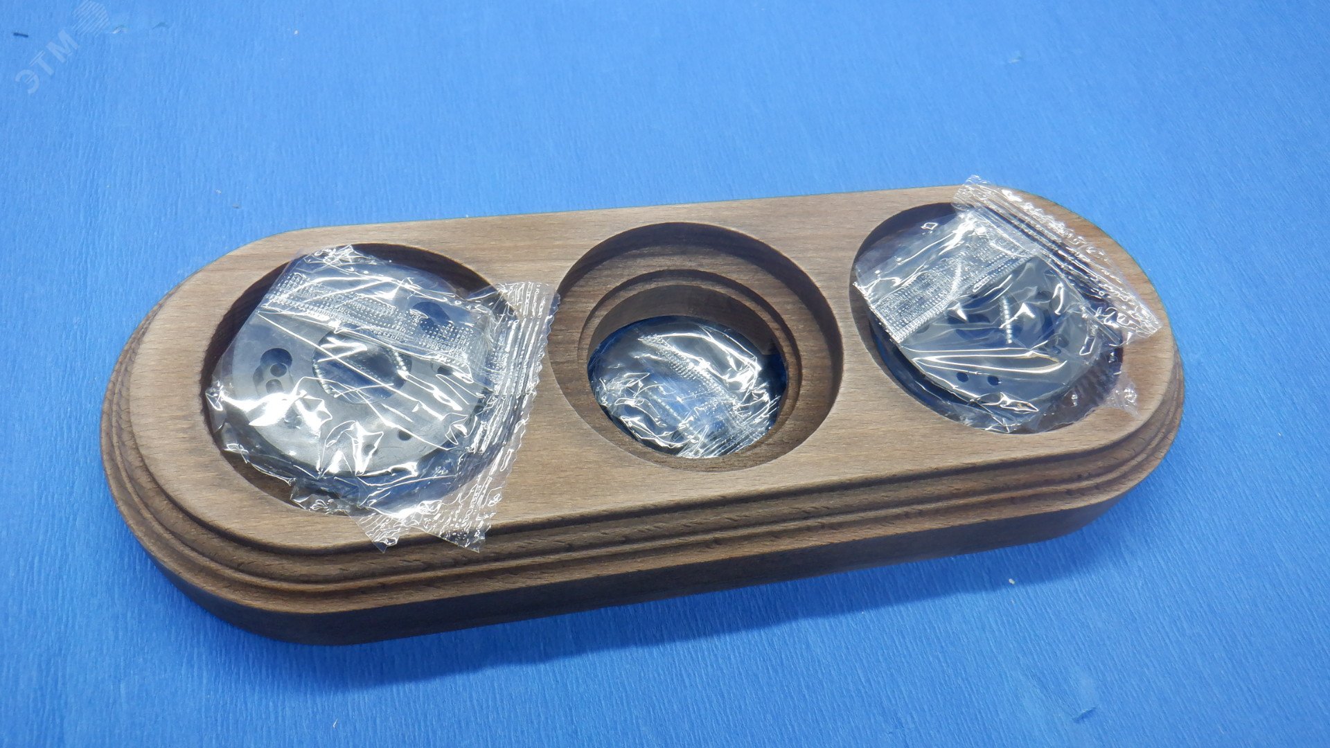 Изображение товара Рамка Лизетта 3-постовая для открытой проводки Bironi