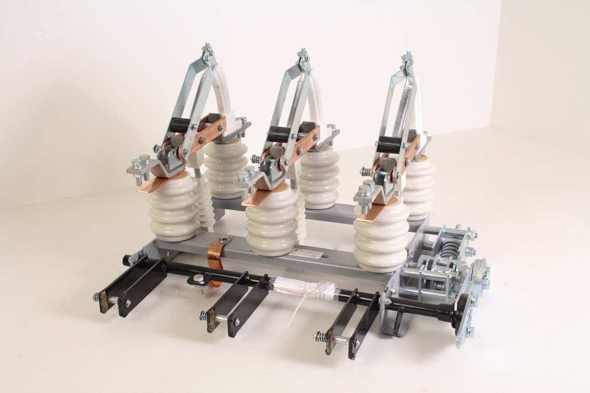 Изображение товара Выключатель нагрузки ВНА(Л)-10/630-20з УХЛ2 фарфор с приводами и вилками