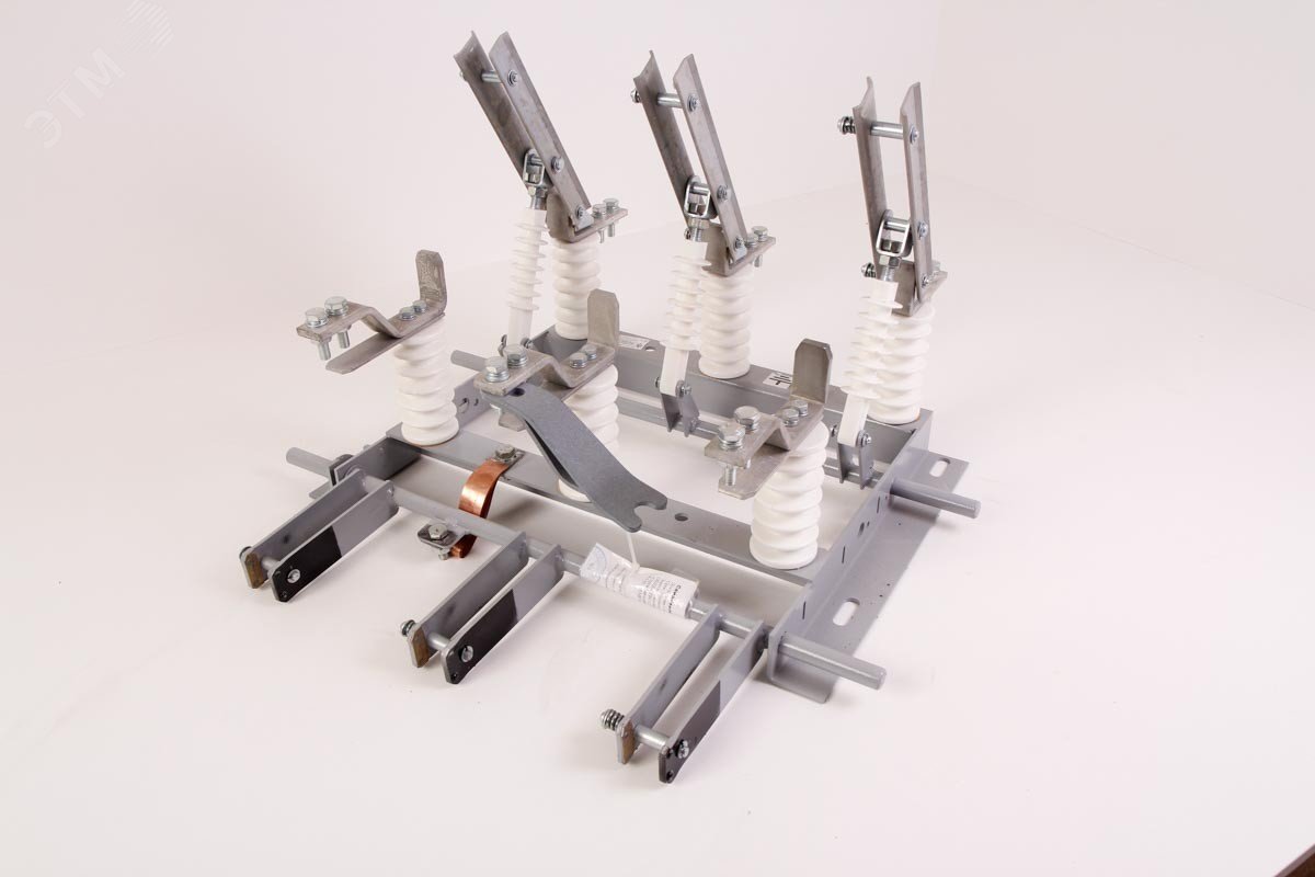 Изображение товара Высоковольтный разъединитель РВЗ-10/630-I УХЛ2 с приводами и вилками для 10 кВ