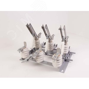 Изображение товара Разъединитель высоковольтный РВЗ-10/630-II УХЛ2 фарфор в комплекте с приводами и вилками (шт)