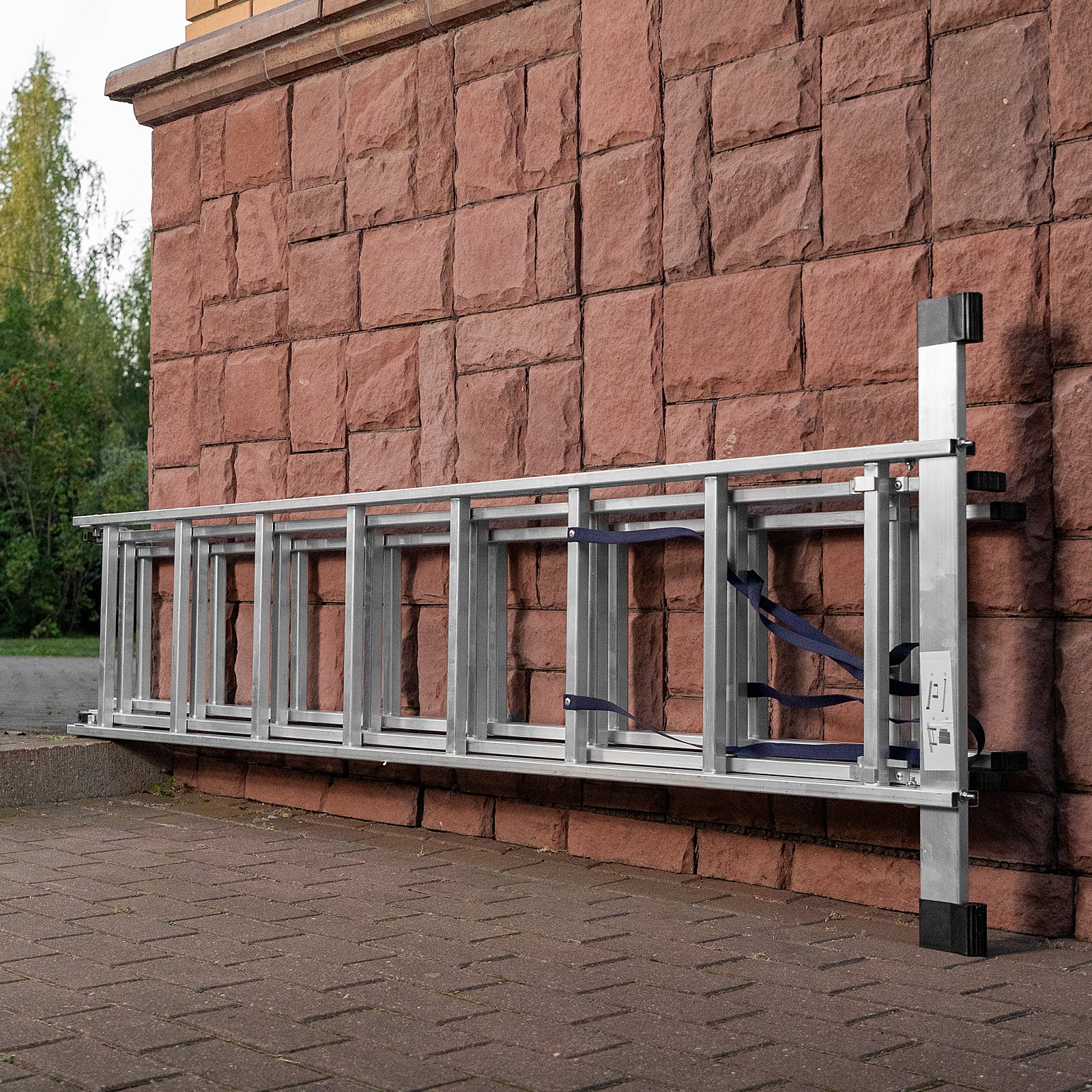 Изображение товара Лестница, 3 х 8 ступеней, алюминиевая, трехсекционная, Россия (шт)