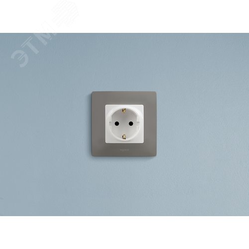 Розетка 1-местная с заземлением с защитными шторками 16А белый ETIKA - фото 2
