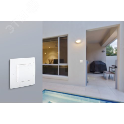 Розетка 1-местная с заземлением с защитными шторками и крышкой 16А IP44 белый ETIKA - фото 4