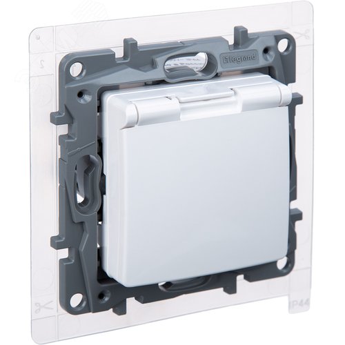 Розетка 1-местная с заземлением с защитными шторками и крышкой 16А IP44 белый ETIKA - фото 1