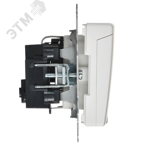BRITE Розетка 1-местная с заземлением с защитными шторками и крышкой 16А IP20 РСбш10-3-БрАБ арктический белый IEK - фото 5