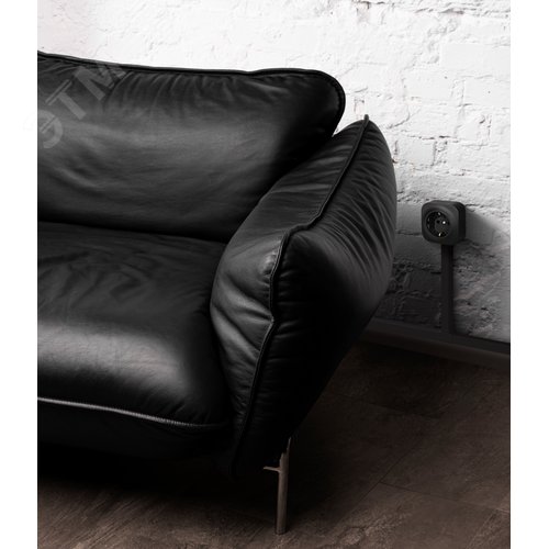 Розетка 1-местная для открытой установки с заземлением с защитными шторками 16Ачерный матовый QUTEO - фото 7