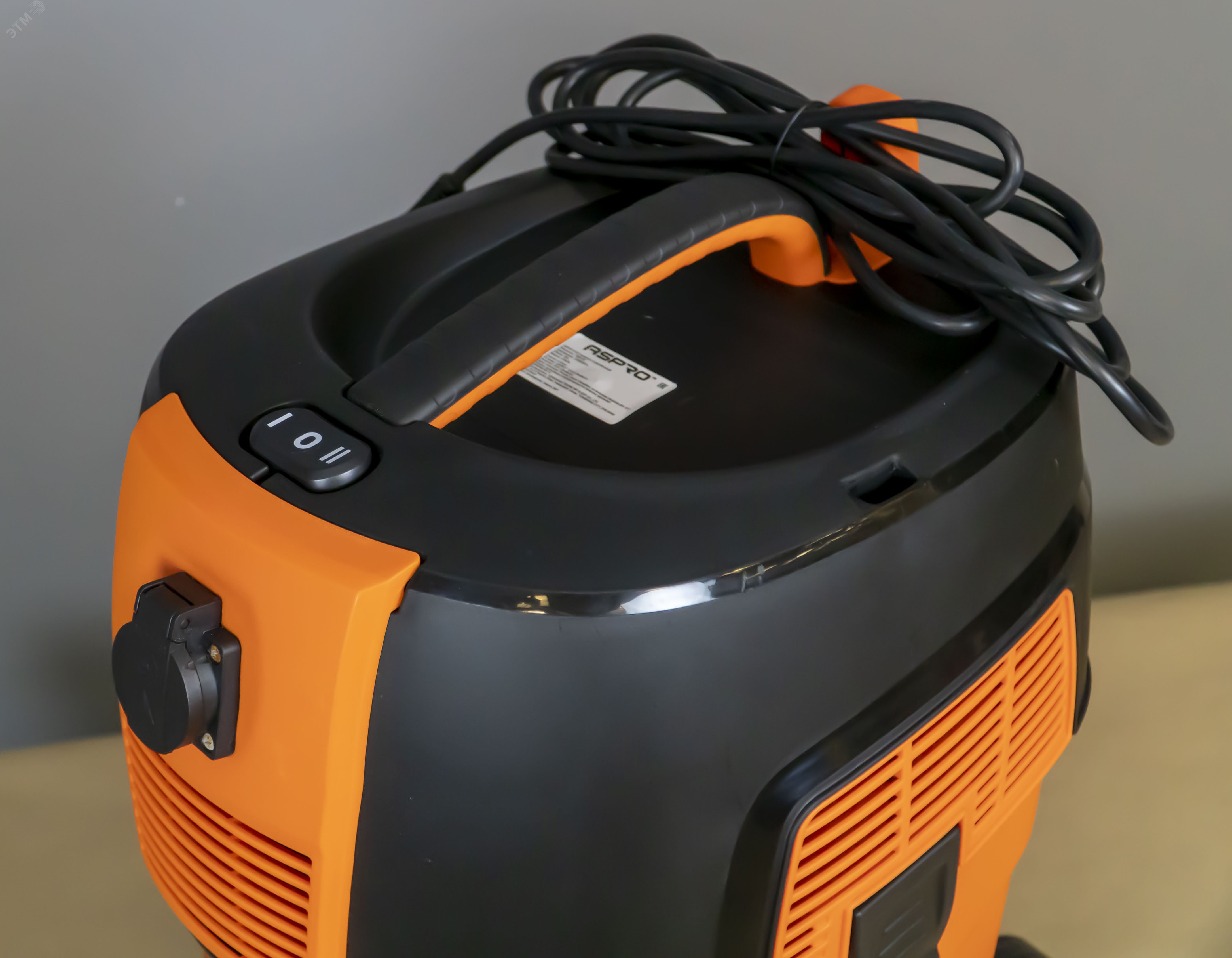 Изображение товара Пылесос строительный ASPRO VC2 для сухой и влажной уборки с розеткой и синхронизацией