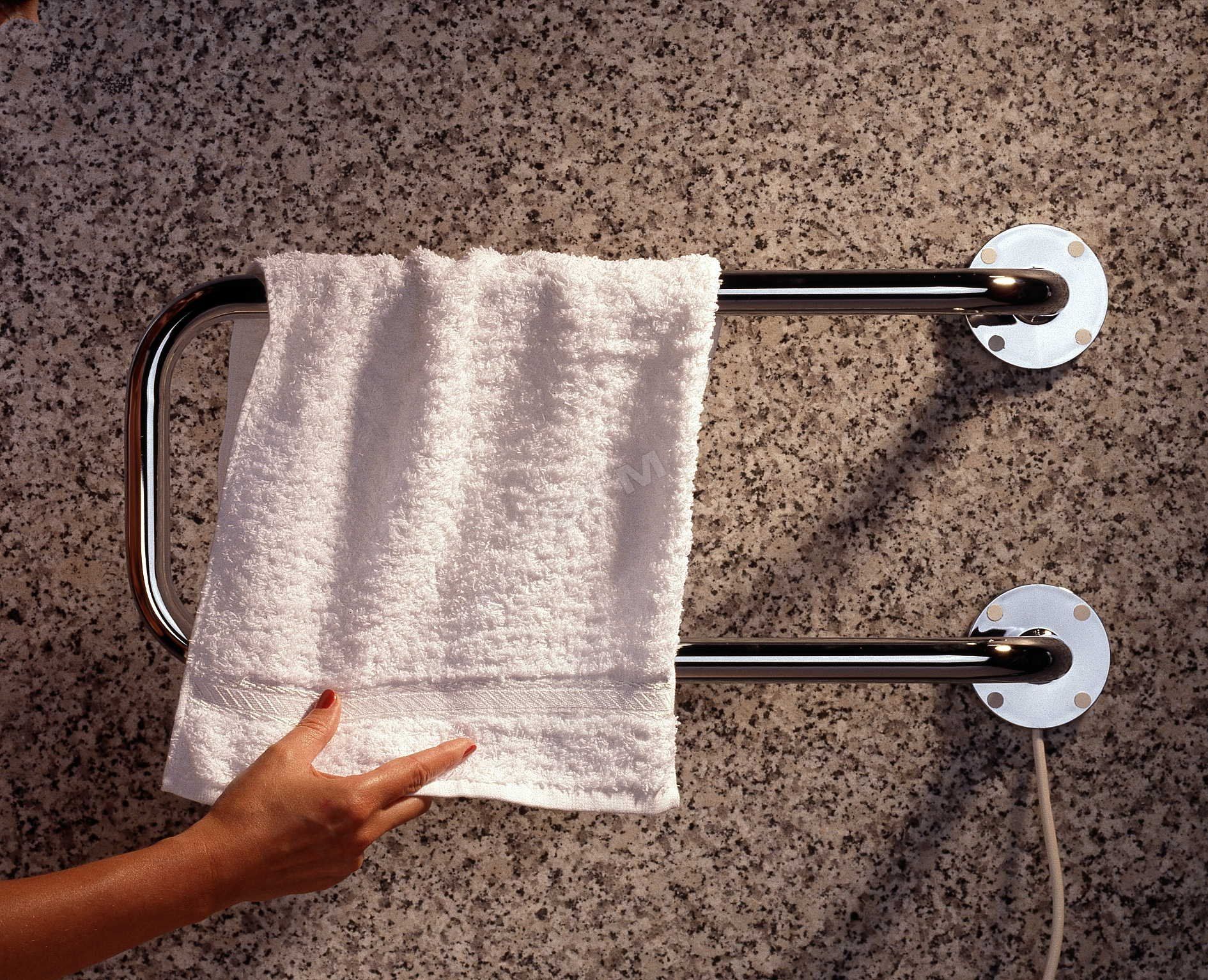 Высуши полотенце. Электро полотенце сушители. Электрические полотенца сушители для ванны. Электрический полотенцесушитель Devi h 20 w 28x56. Сушилка полотенец для ванной.