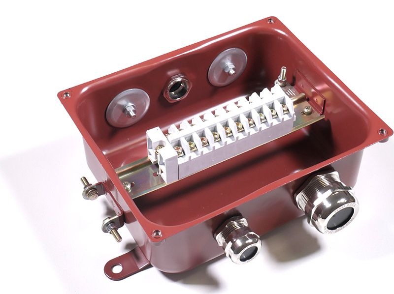 Коробка с зажимами наборными КЗНС-08 УХЛ1,5  IP65  латунный ввод ГОФРОМАТИК