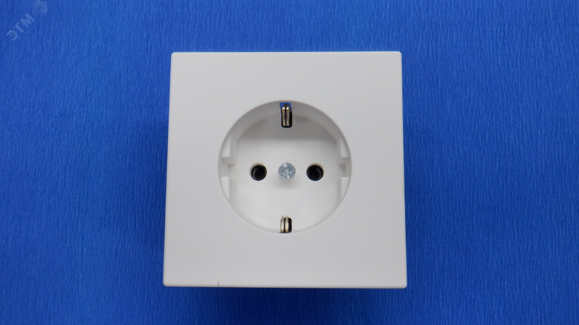 Изображение товара Розетка SCHUKO из дюропласта, белый матовый, Германия, JUNG